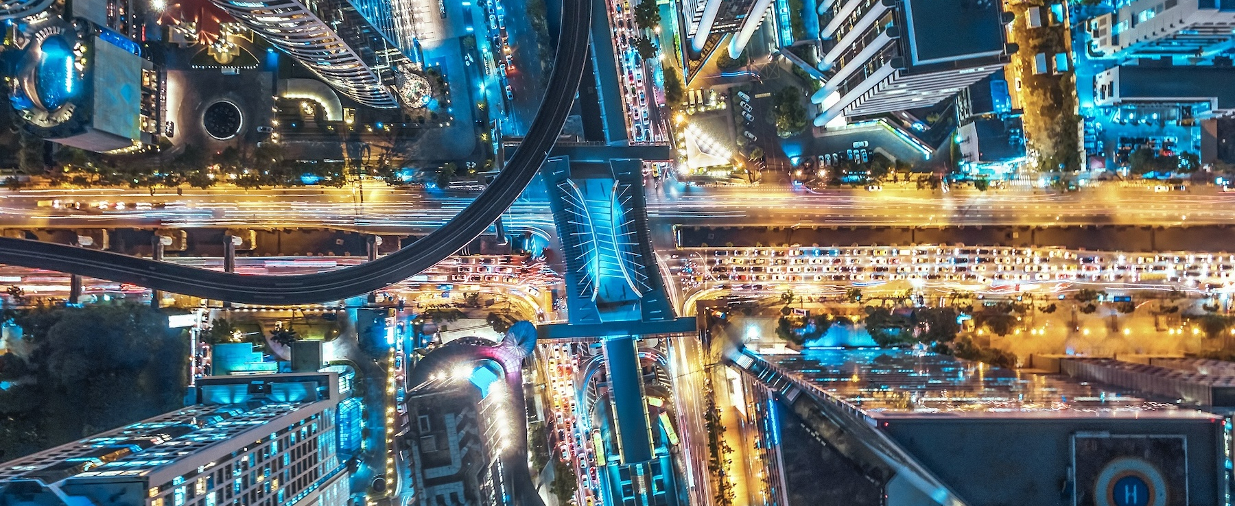 Aerial view of a city at night, illuminated by numerous lights symbolizing urban energy efficiency in the context of CANCOM's Smart Energy Management.