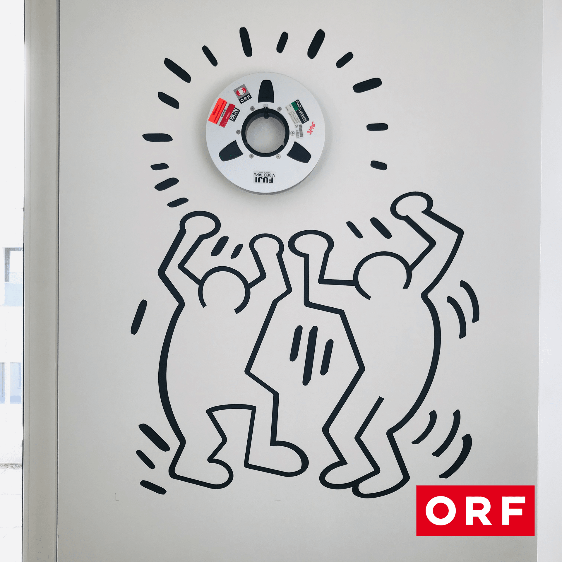 CD and drawing of dancing people on a wall at the CANCOM smART Walk.